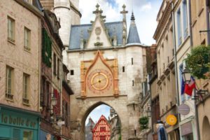 Burgund: der Uhrenturm in Auxerre.