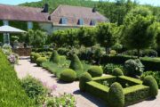 Burgund: Der Garten der Wassermühle im Sommer.