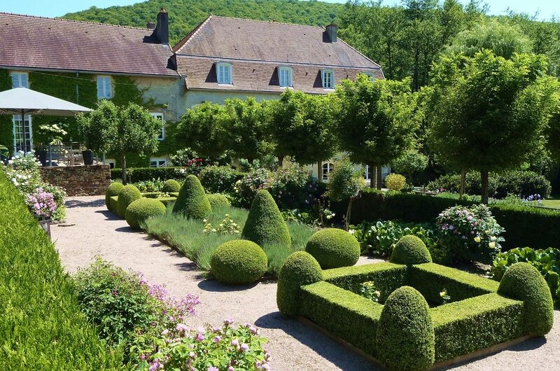Burgund: Der Garten der Wassermühle im Sommer.