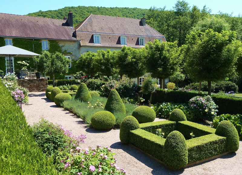 burgund sehenswürdigkeiten - Der Garten der Wassermühle im Sommer