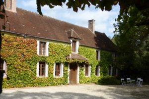 Gründung - Außenansicht und Innenhof von dem Landaus in Burgund.