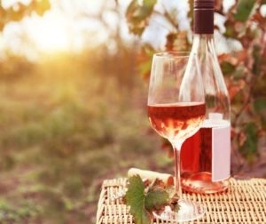 europa reisen - ein Glas und eine Flasche Rose.