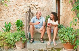 Provence Paar mit Glas Wein