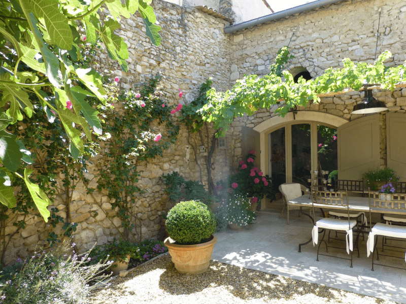 Provence urlaub - Innenhof im Steinhaus.