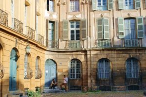 Côte d'Azur Urlaub: Fassade in Aix-en-Provence.