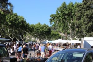 Provence Wandern-Flohamrkt am Sonntag in Villeneuve les Avignon