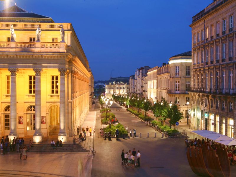bordeaux wein - abendliche Stimmung in der Innenstadt von Bordeaux.