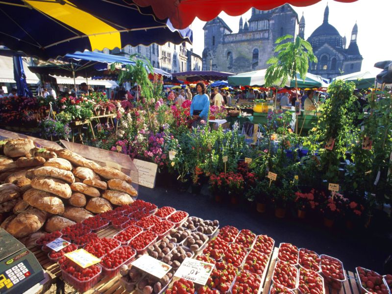 bordeaux wein - frische Früchte und Pflanzen auf dem Markt in Bordeaux.