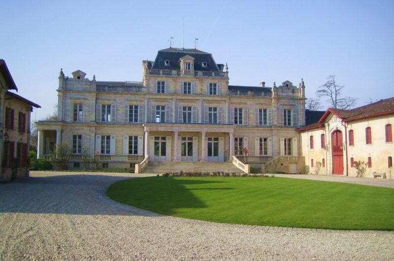 bordeaux wein - Innenhof vom Château Giscours bei Bordeaux.