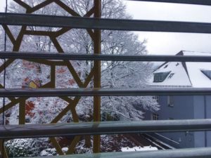 Auszeit - Blick aus dem Fenster auf Freiburg im Schnee.