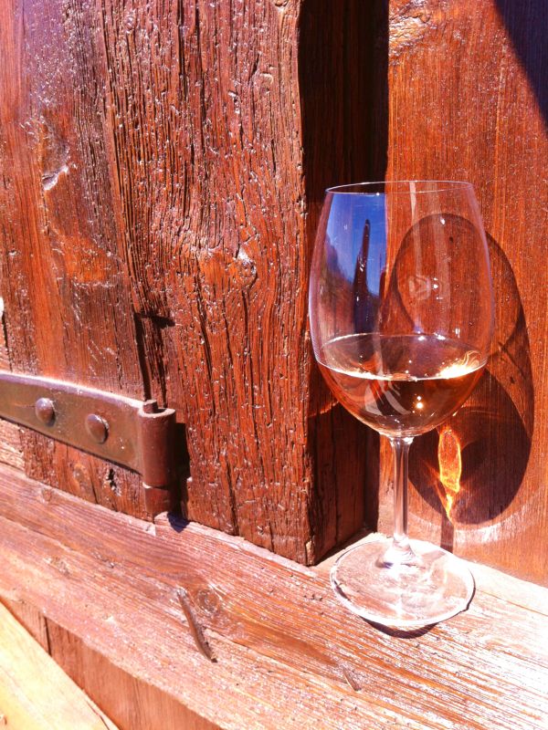 Rioja - ein Glas Roséweine vor einer Holzwand.