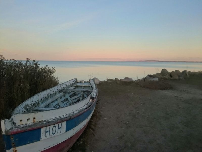 Hohwacht - Boot und Sonnenuntergang in Hohwacht.