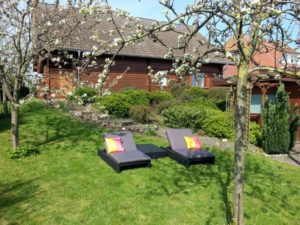 Hohwacht - Liegestühle im Garten in Hohwacht.