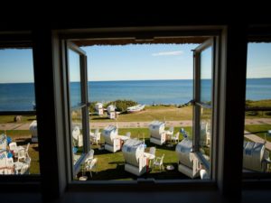 Hohwacht - Frühstück im Strandkorb mit Blick auf das Meer.