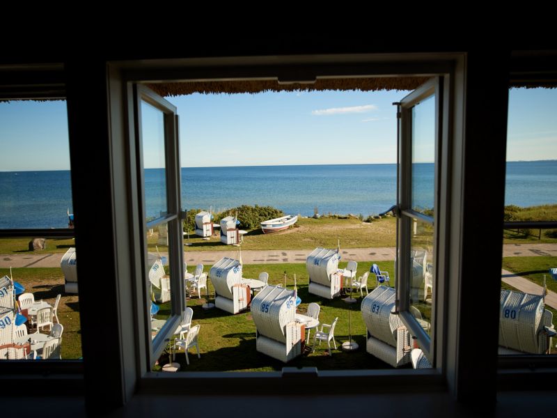 Hohwacht - Frühstück im Strandkorb mit Blick auf das Meer.