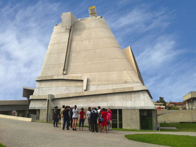 Lyon sehenswürdigkeiten - Blick auf das Kloster La Tourette in Lyon.