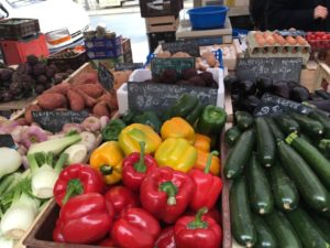 Lyon sehenswürdigkeiten - Gemüse auf dem Markt Croix Rousse in Lyon.