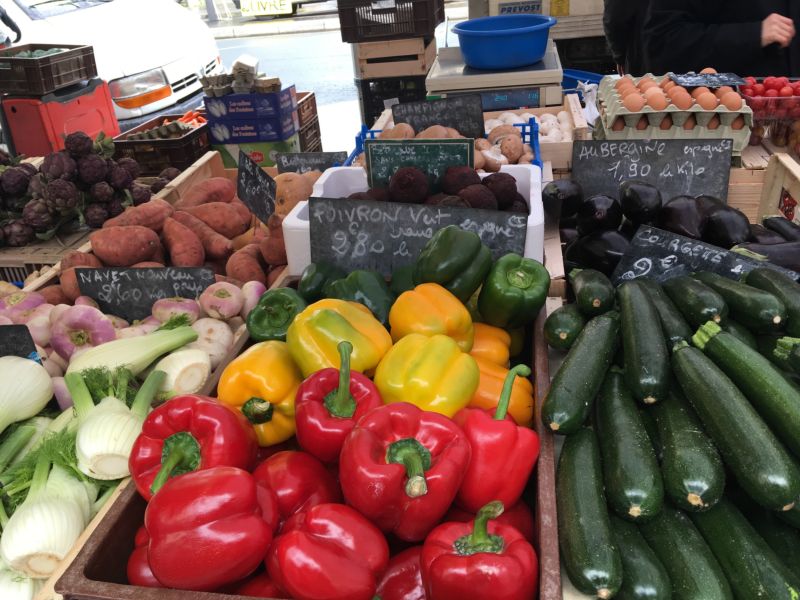 Lyon sehenswürdigkeiten - Gemüse auf dem Markt Croix Rousse in Lyon.