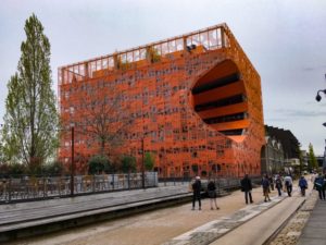 Lyon sehenswürdigkeiten - der orange 'Cube' in Lyon.