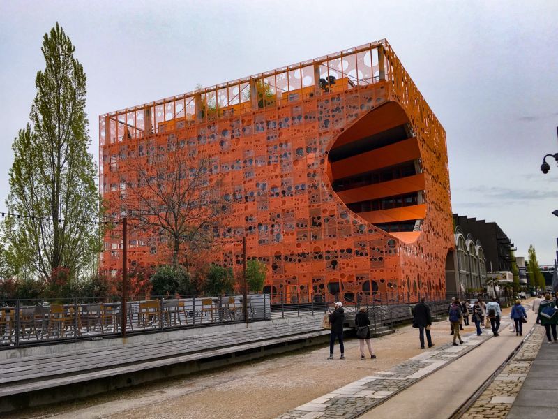 Lyon sehenswürdigkeiten - der orange 'Cube' in Lyon.