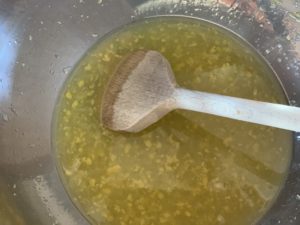 zitronentarte rezept_Schalen und Saft gemischt