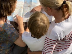camper - Reiseplanung und Vorbereitung mit einer Landkarte.