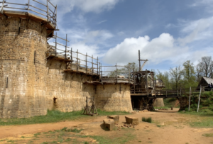 Guedelon - Seitenansicht der Burgbaustelle