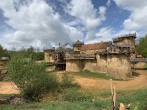Burgund: die Burgbaustelle Guédelon.