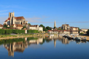 Burgund: Auxerre spiegelt sich in der Yonne.
