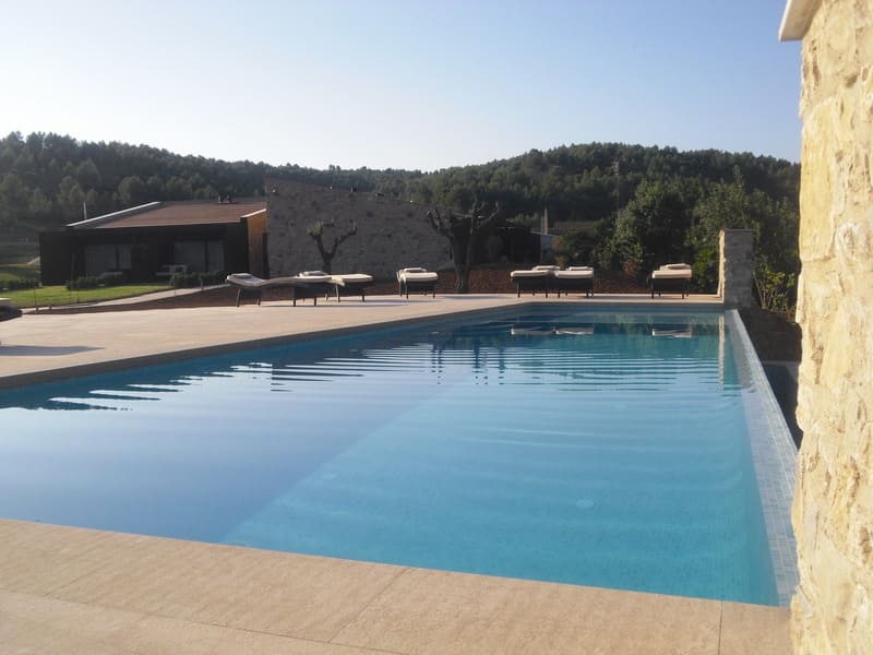 urlaub costa brava - der Poolbereich der alten Mühle in Katalonien