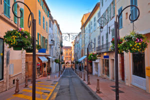 Straße in der Altstadt von Antibes.
