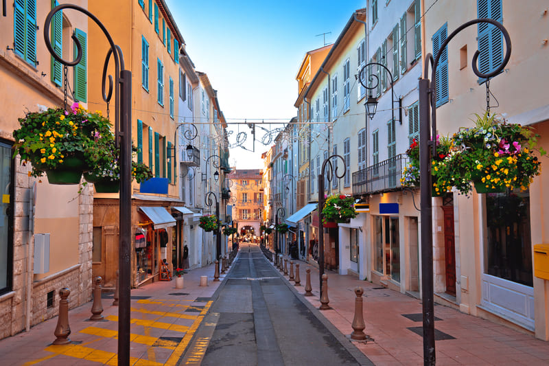 Côte d'Azur Urlaub: Straße in der Altstadt von Antibes.