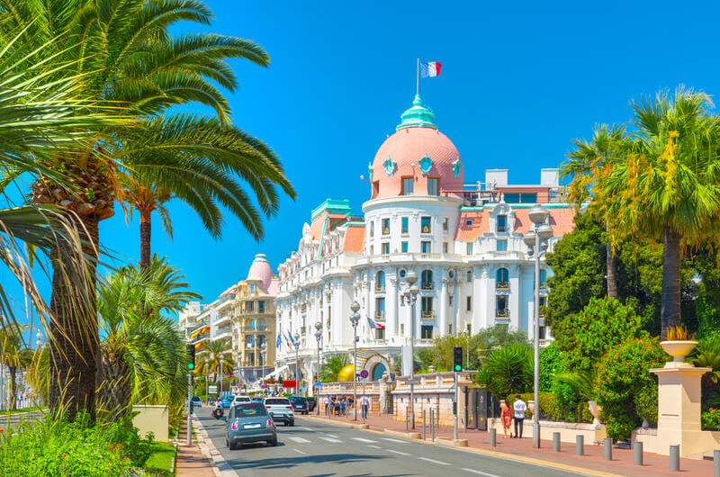 Nizza sehenswürdigkeiten - Boulevard an der Promenade des Anglais in Nizza.