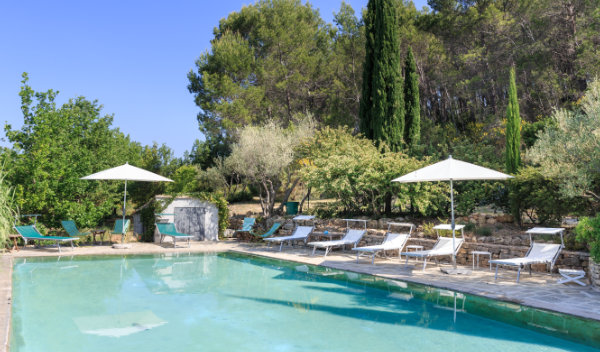 provence frankreich - Poolbereich mit Liegestühlen in der Provence.