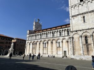 Toskana Urlaub: Platz in Lucca.