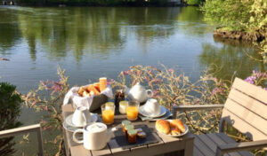 Loire Schlösser: gedeckter Frühstückstisch im Garten.