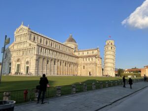 Toskana Urlaub: Blick auf den schiefen Turm von Pisa.