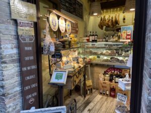 Toskana Urlaub: Feinkostladen in San Gimignano.