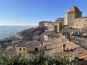 Toskana Urlaub: Blick auf die Stadt Volterra