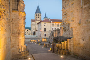 Burgund: die beleuchtete Abtei in Cluny.