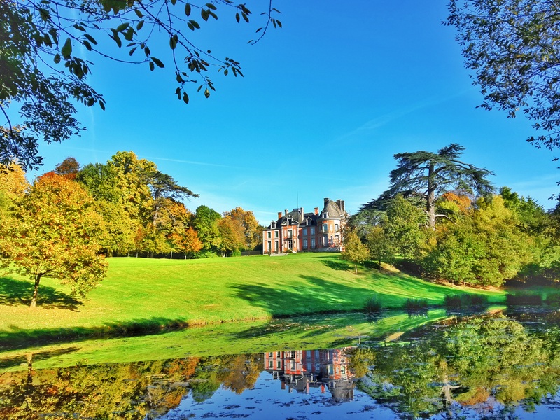 Normandie Sehenswürdigkeiten: der Teich und der Garten von dem Schloss in der Normandie.