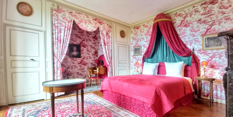 Normandie Sehenswürdigkeiten - Zimmerbeispiel im Schloss in der Normandie.
