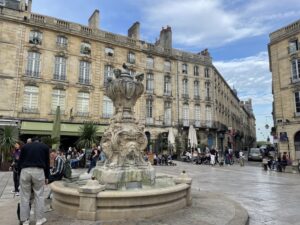 Bordeaux Sehenswürdigkeiten: Brunnen in der Stadt.