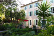 urlaub cote d'azur - Garten und Außenfassade des Landhauses.