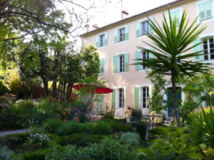 urlaub cote d'azur - Garten und Außenfassade des Landhauses.
