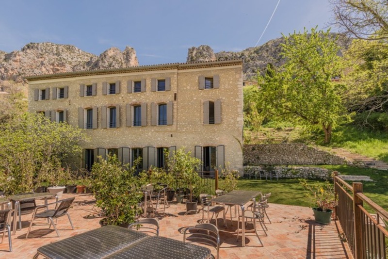 Provence feeling - Außenansicht der Keramikfabrik in der Provence.