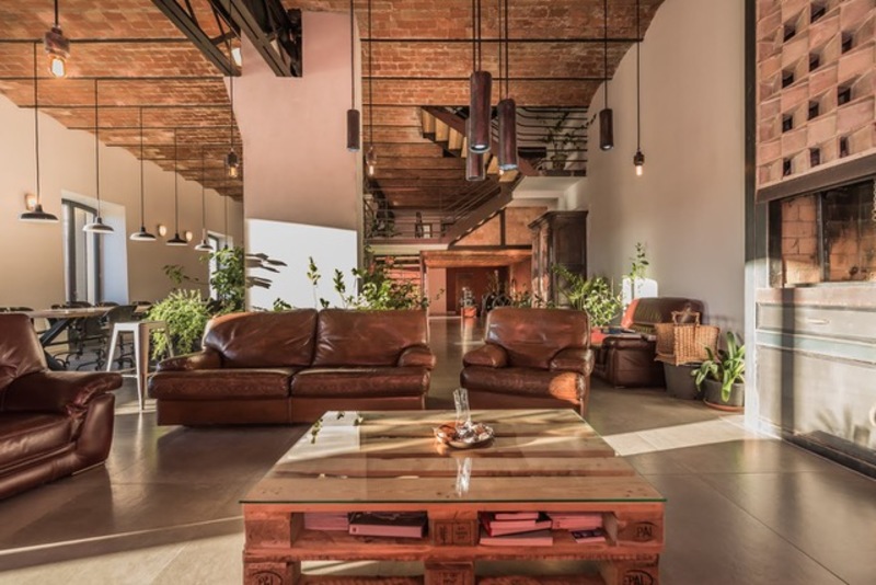 provence feeling - Innenbereich und Lounge der Keramikfabrik.