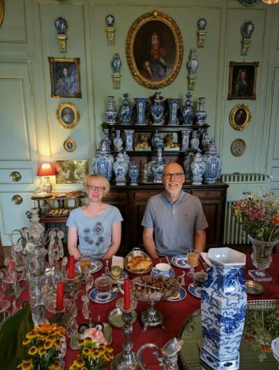europa reisen - zufriedene Kunden am Frühstückstisch im Schloss.
