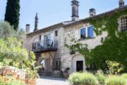Provence feeling - Innenhof des Steinhauses in der Provence.