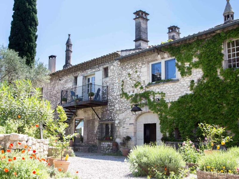 frankreich provence - Innenhof des Steinhauses in der Provence.